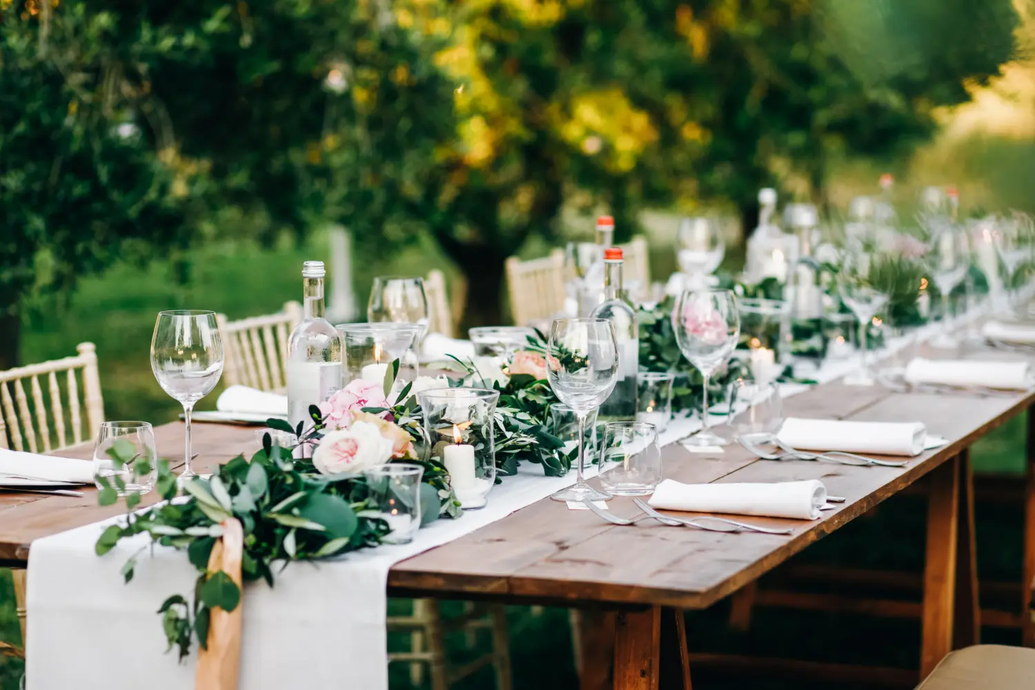 Table décorée pour une garden party avec vaisselle et décoration élégante