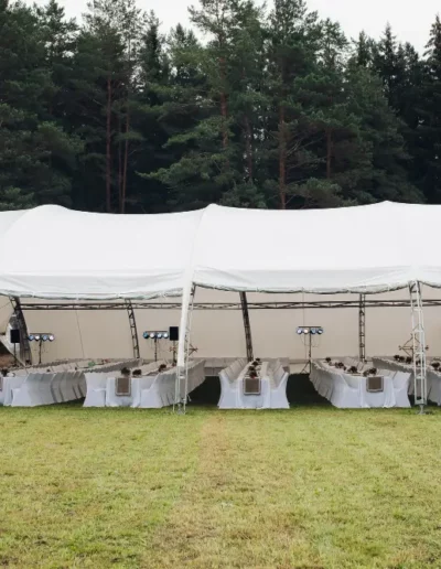 Tables dressées sous tente