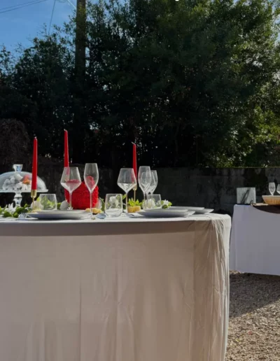 Mise en place de tables d'invités par Go2Event pour une soirée romantique.