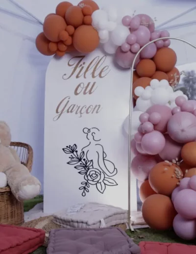 Création par notre Balloon designer d'un décor en ballons entièrement personnalisé pour un baby shower organisé par Go2Event.