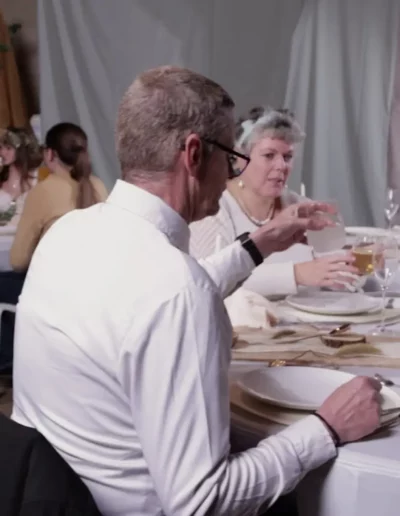Invités attablés lors d’un repas de mariage organisé par Go2Event, dans une salle décorée, ambiance conviviale autour de grandes tables élégamment dressées.