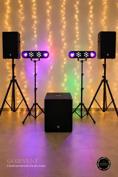 Kit ambiance Go2Event36 composé d'une sonorisation, 2 barres à LED et d'un jeu de guirlandes.