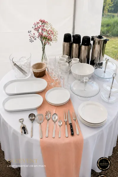 Présentation de notre kit art de la table composé de vaisselle blanche, couverts, thermos.